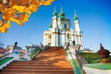 Crédence en verre imprimé Kiev L& 39 église St Andrew avec des escaliers en automne, Kiev