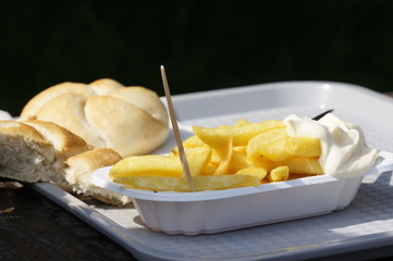 Pommes mit Mayo