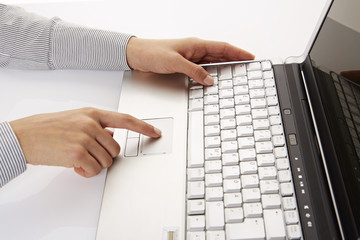 am Laptop, Finger auf Touchpad 3