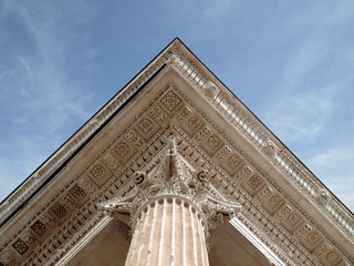 Maison carr&eacute;e &agrave; N&icirc;mes