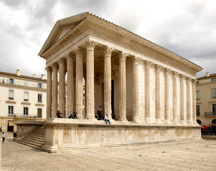 Maison carr&eacute;e &agrave; N&icirc;mes