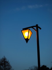 黄昏時の街灯