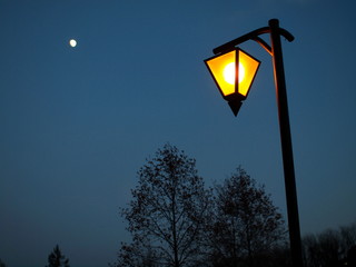 日暮れ時の街灯