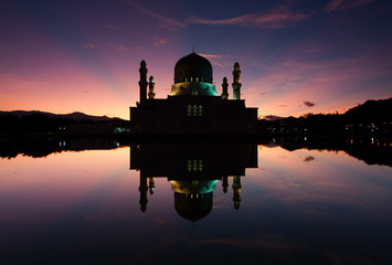 Obraz premium Kota Kinabalu mosque at dawn in Sabah, Borneo, Malaysia