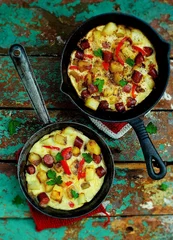 Abwaschbare Fototapete die spanische Tortilla mit Kartoffeln und Würstchen © zoryanchik