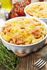 Pasta baked with tomato and cheese