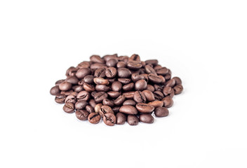 Naklejka premium pile of coffee beans, isolated