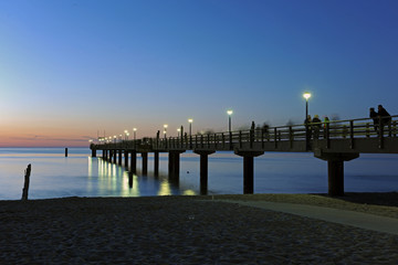 Fototapeta premium Seebrücke am Darß ihn der blauen stunde