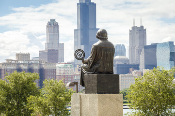 Mikolaj Kopernik admiring panorama of Chicago. - obrazy, fototapety, plakaty