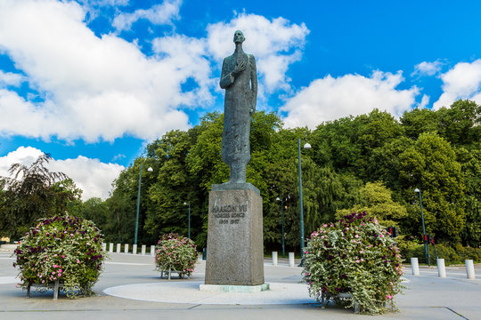 Statue of King Haakon VII in Oslo