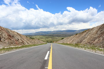 ruta entre montañas