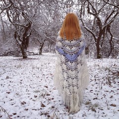 рыжеволосая девушка стоящая спиной, укутанная в шаль