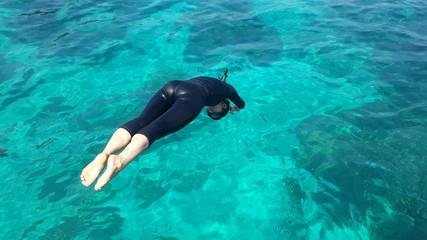 Obraz premium Asian woman jumping in the sea