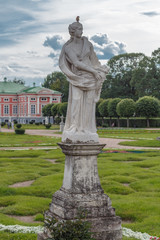 Fototapeta na wymiar Sculpture of a woman in the Park Kuskovo, Moscow