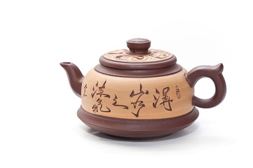théière asiatique sur fond blanc