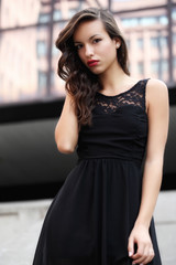 Giovane ragazza sulle scale