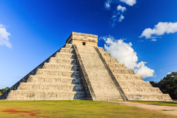 Fototapeta na wymiar Pyramid of Kukulcan El Castillo in Chichen-Itza, Mexico