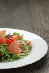 salad with prosciutto arugula and tomatoes