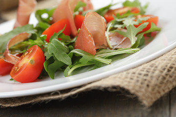salad with prosciutto arugula and tomatoes