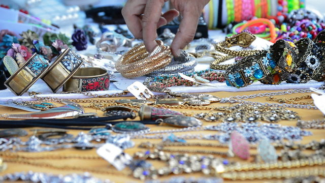 Taking bracelet of merchandise exposed jewelery
