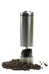 schwarzer Pfeffer in elektrischer Pfeffermühle isoliert auf weißem Hintergrund	