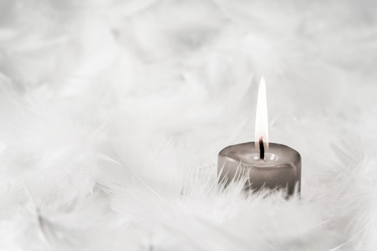Trauerkarte: Eine Kerze unter Engeln