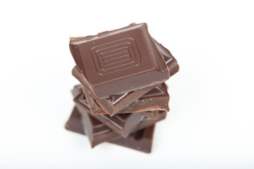 gestapelte stückchen schokolade