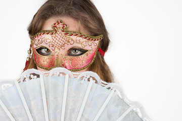 Ragazza con maschera di carnevale