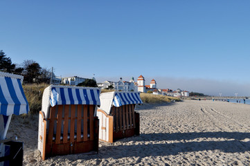 Fototapeta na wymiar Strandkörbe im Winter in Binz, Blick zum Kurhaus Binz