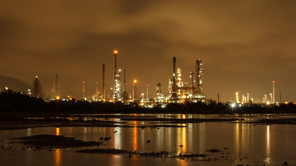 Petrochemical plant, Refinery