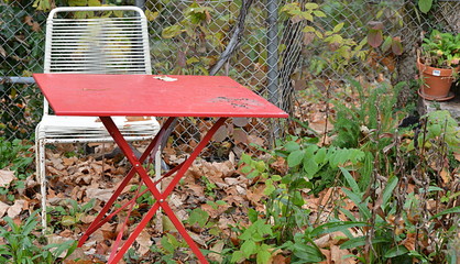 table de jardin en automne