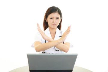 禁止の意思表示をする女医