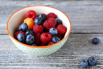 Fresh raspberries and blueberry in bowl