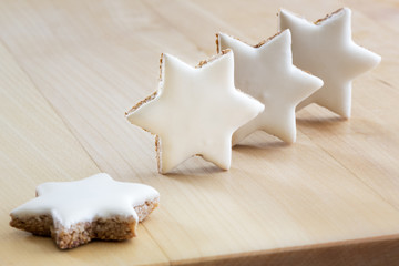 Zimtsterne auf einem Holztisch