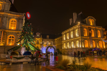 Hotel de ville illuminé au marché de Noël à Amiens (Somme)