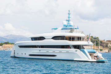 Fototapeta na wymiar Private luxuriöse Yacht am Meer vor Anker