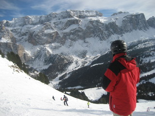 Fototapeta na wymiar Skifahrer mit Helm vor der Abfahrt