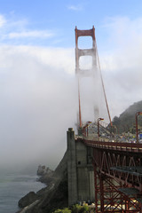 pont de San Francisco sous la brume
