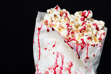 Blutige Popcorntüte