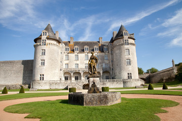 Fototapeta na wymiar Statue devant le château
