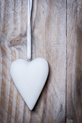Coeur blanc sur bois