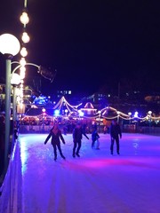 Weihnachtsmarkt und Eisbahn