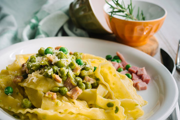 Reginette con piselli e prosciutto
