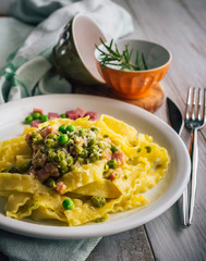 Reginette con piselli e prosciutto