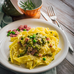 Reginette con piselli e prosciutto
