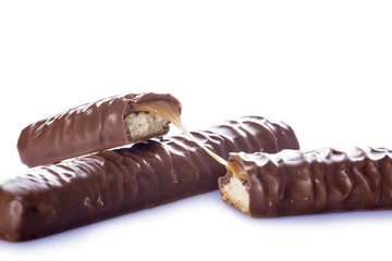 Barras de chocolate caramelo y galleta aisladas en fondo blanco