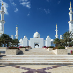 Fototapeta na wymiar View of Sheikh Zayed Grand Mosque