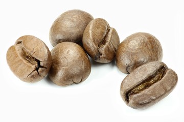 geröstete Kaffeebohnen isoliert auf weißem Hintergrund