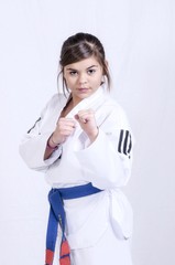 Jeune fille en tenue de combat