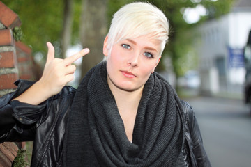 Mittelfinger auf der Straße zeigen